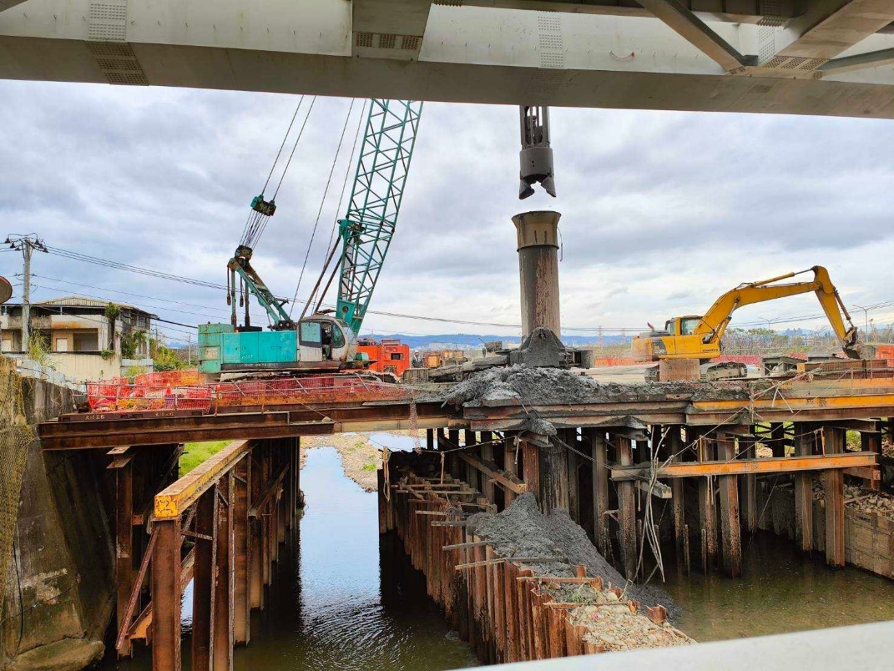 Southern section_DU31-12 Kanxia Bridge PE1-01 foundation pile steel cage drilling and welding