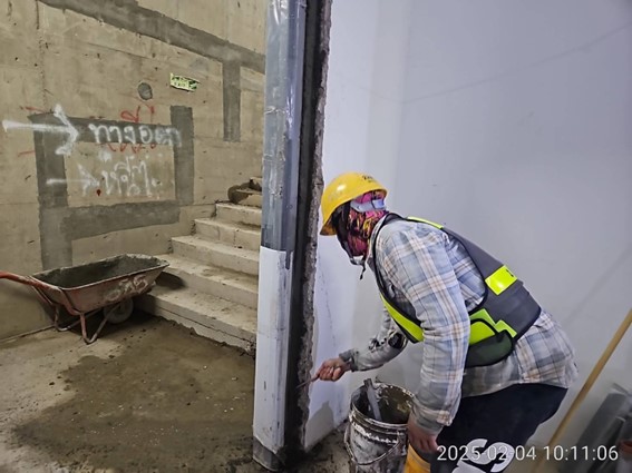 G15a (formerly G31) station platform layer insulating film pre-installation work and entrance and exit B2F door frame caulking