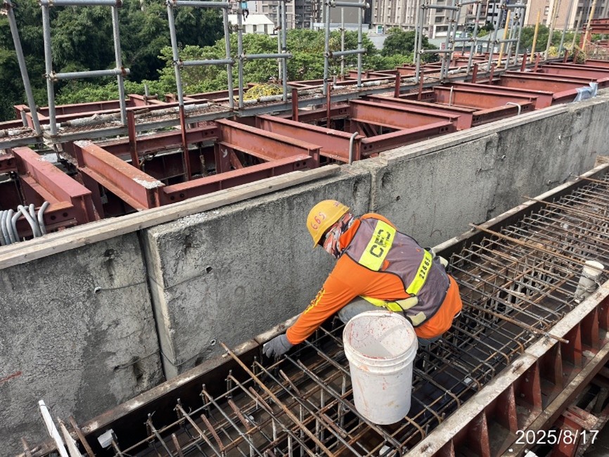 中央步道混凝土澆置前清潔作業