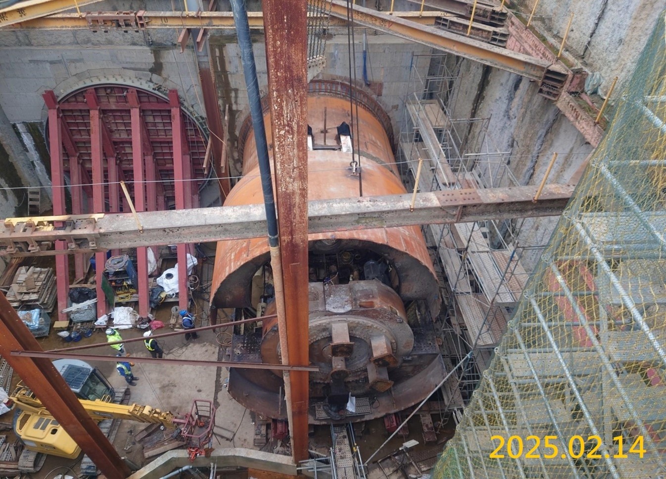 The submersible shield dismantling machine at the arrival end of the south unearthed section of the submersible shield tunnel