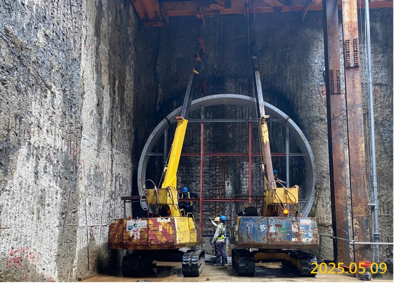 G05 station shield tunnel mirror frame installation