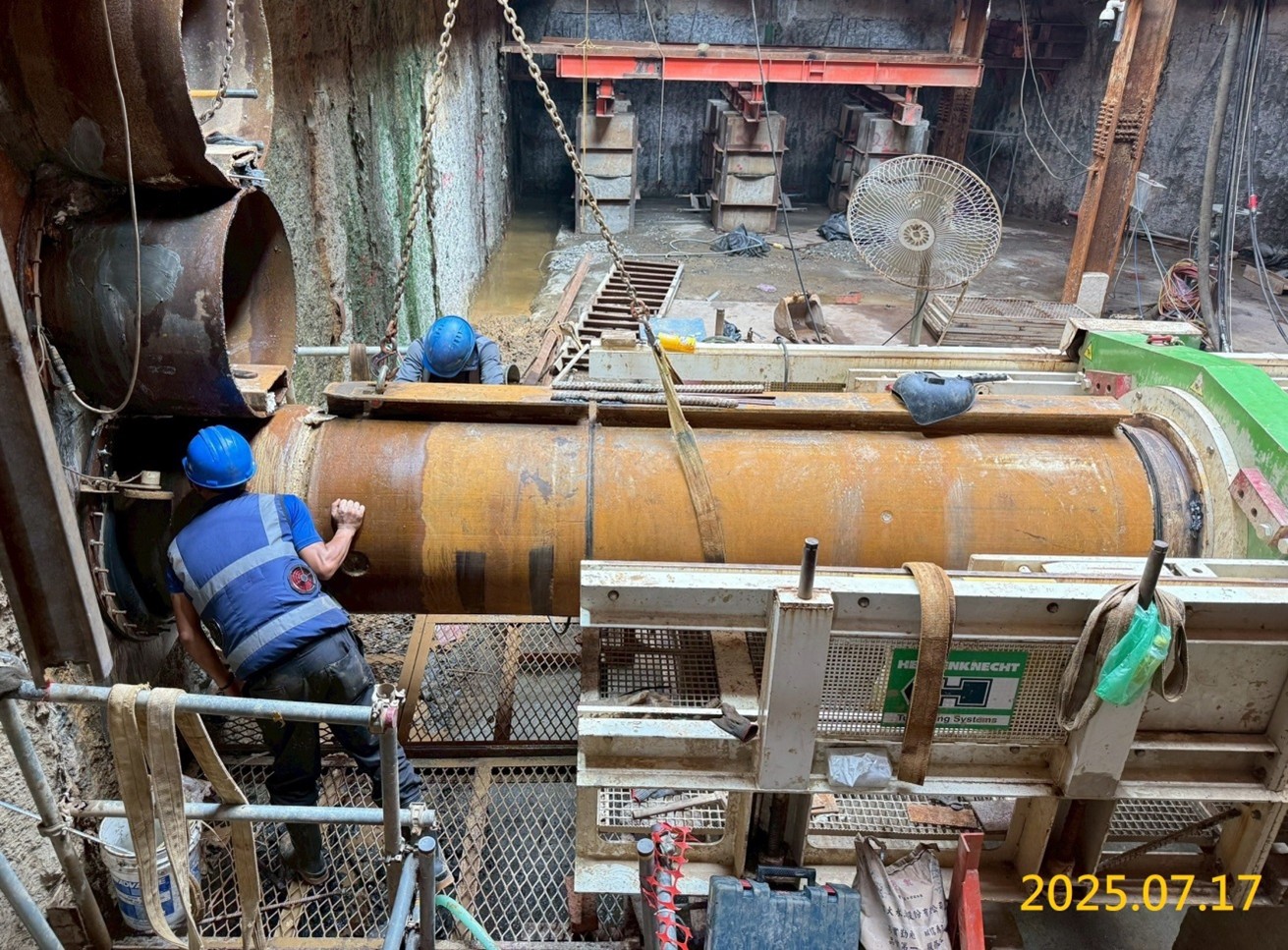 VS4通風豎井路外段管冪推管作業