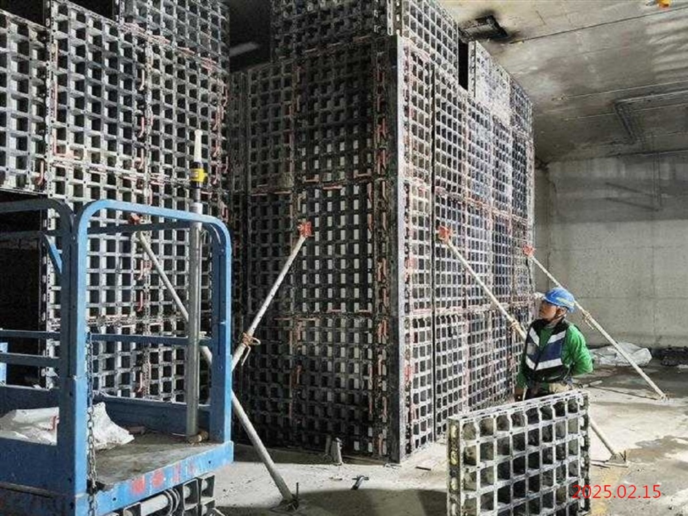 G12_Partition wall formwork assembly on the north well entrance floor of the station