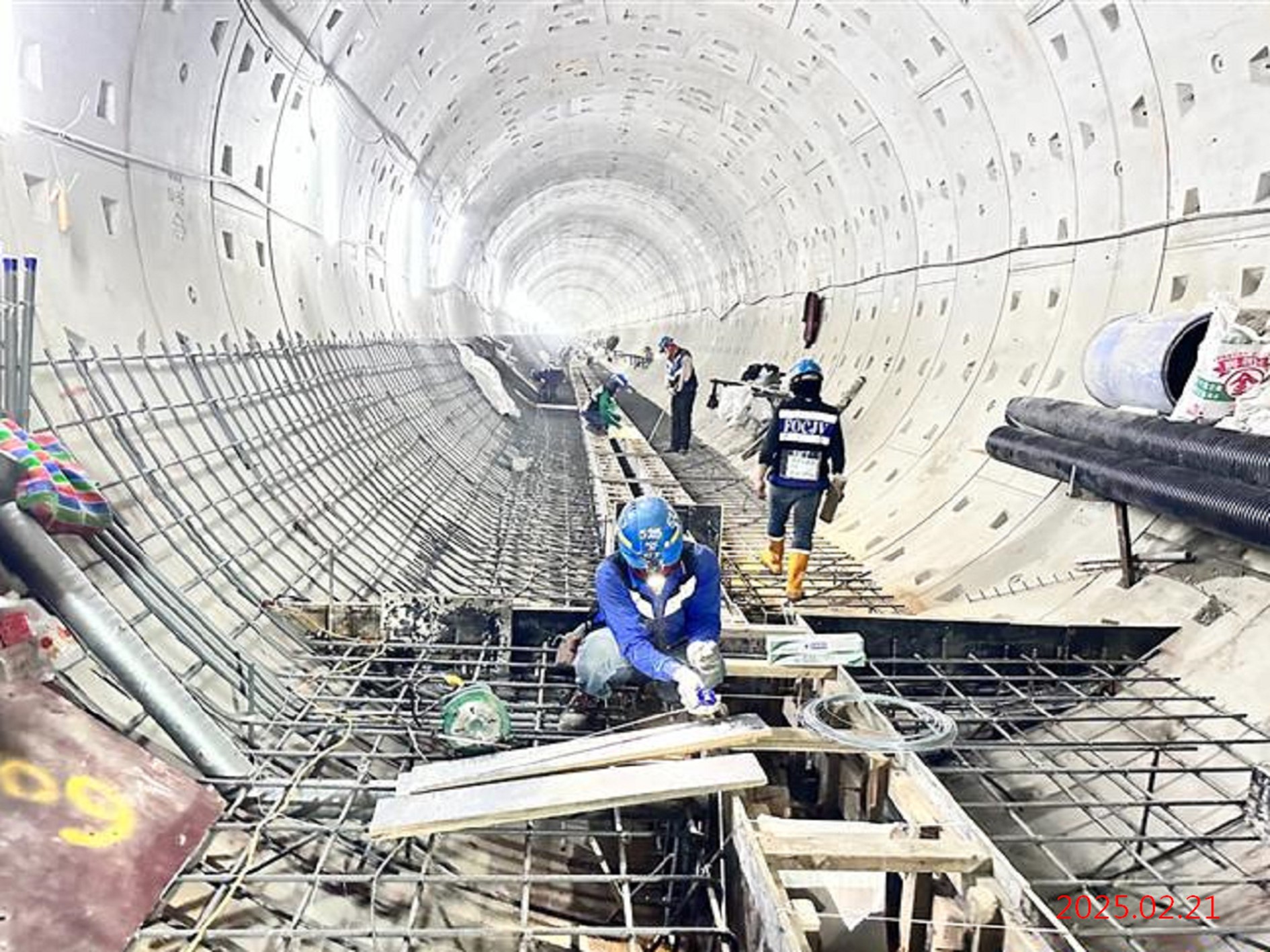 Submersible shield tunnel_G11~G12 downlink inverted arch ditch formwork assembly