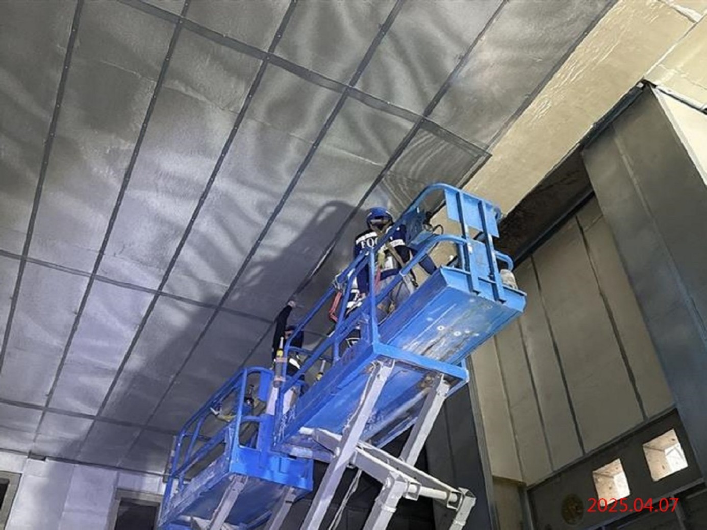 G11_Construction of the air duct system in the public area of ​​the station through-hall level