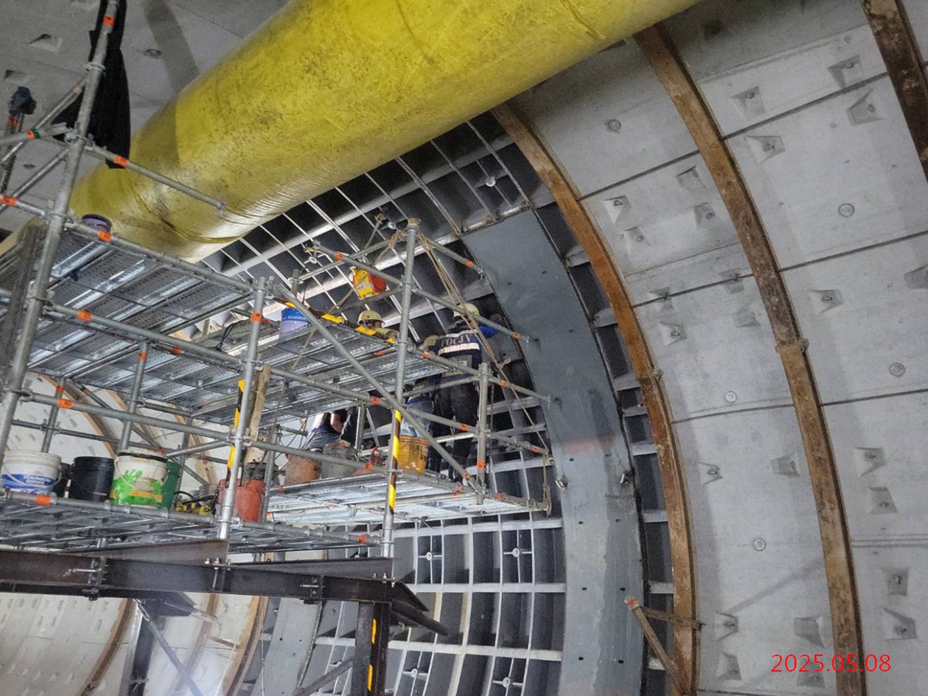 Middle circle shield tunnel_Construction of steel ring support reinforcement iron plate in the tunnel