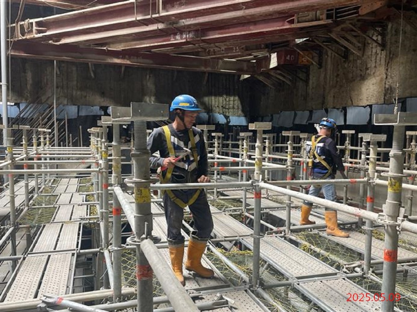 G10_Erection of the heavy support frame of the plate of the station body through the hall layer