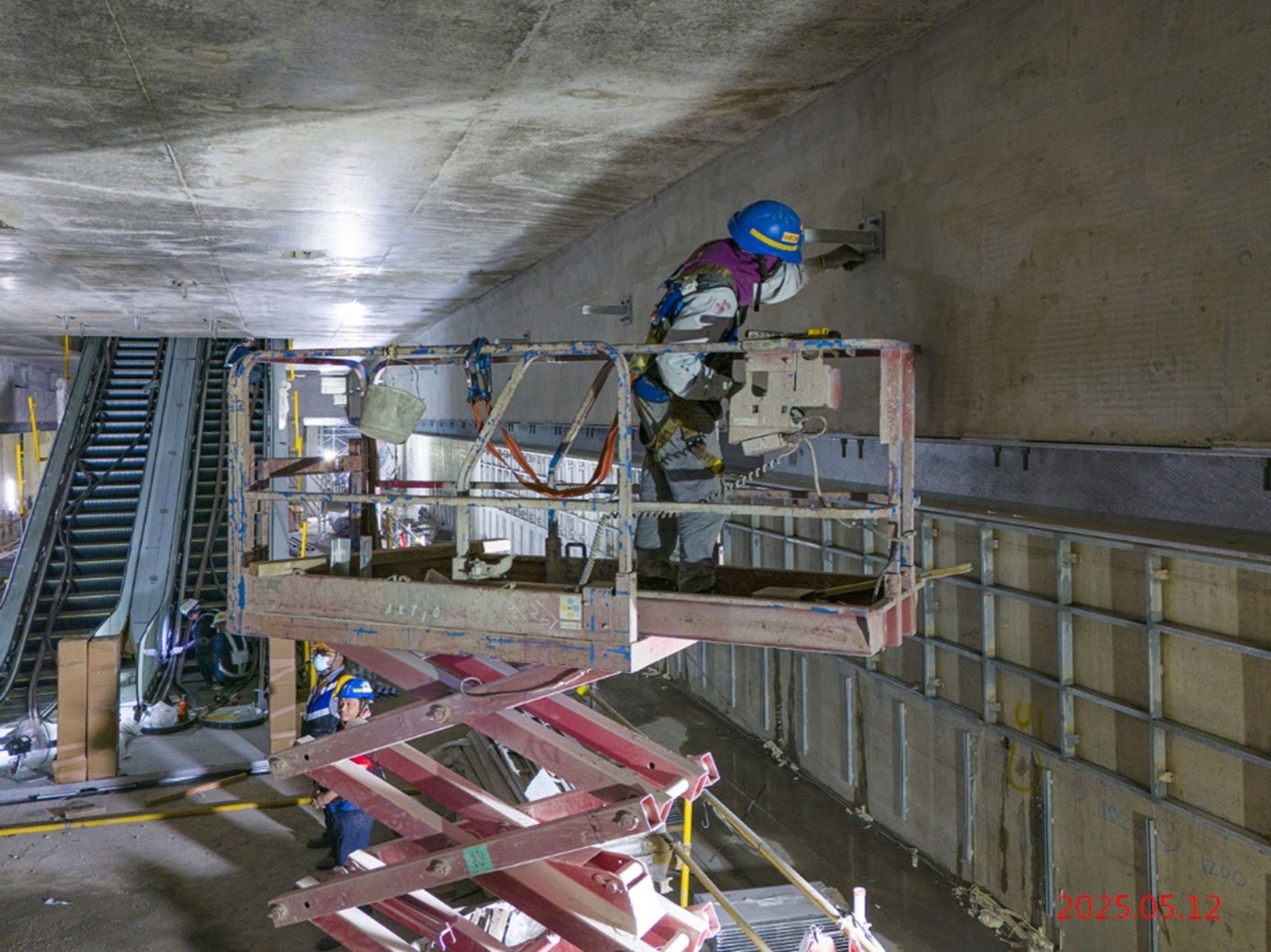 G11_Construction of the hanger of the air duct system in the public area of ​​the station body platform layer