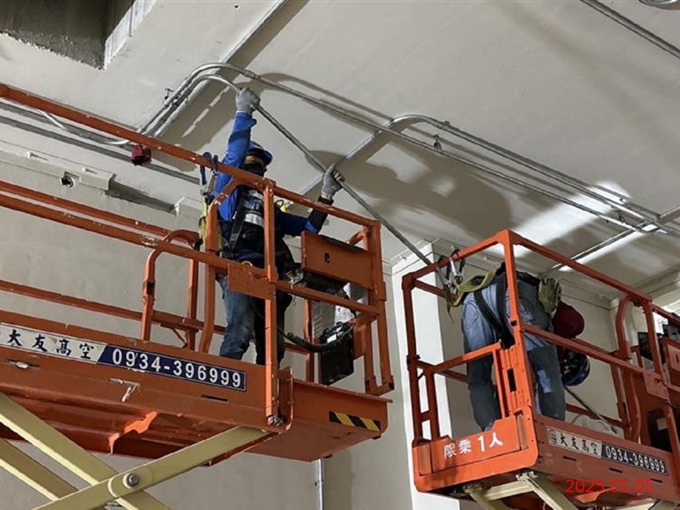 G12_Construction of the piping of the electrical system in the machine room area of ​​the station body platform layer