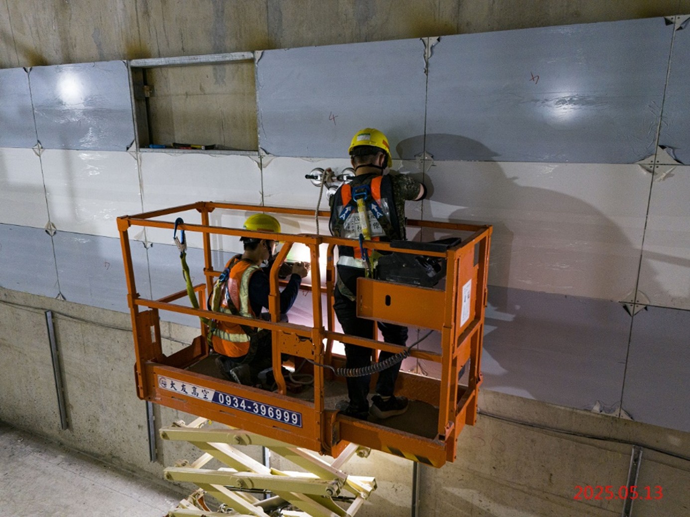 G12_Construction of the side wall plate of the station body track layer