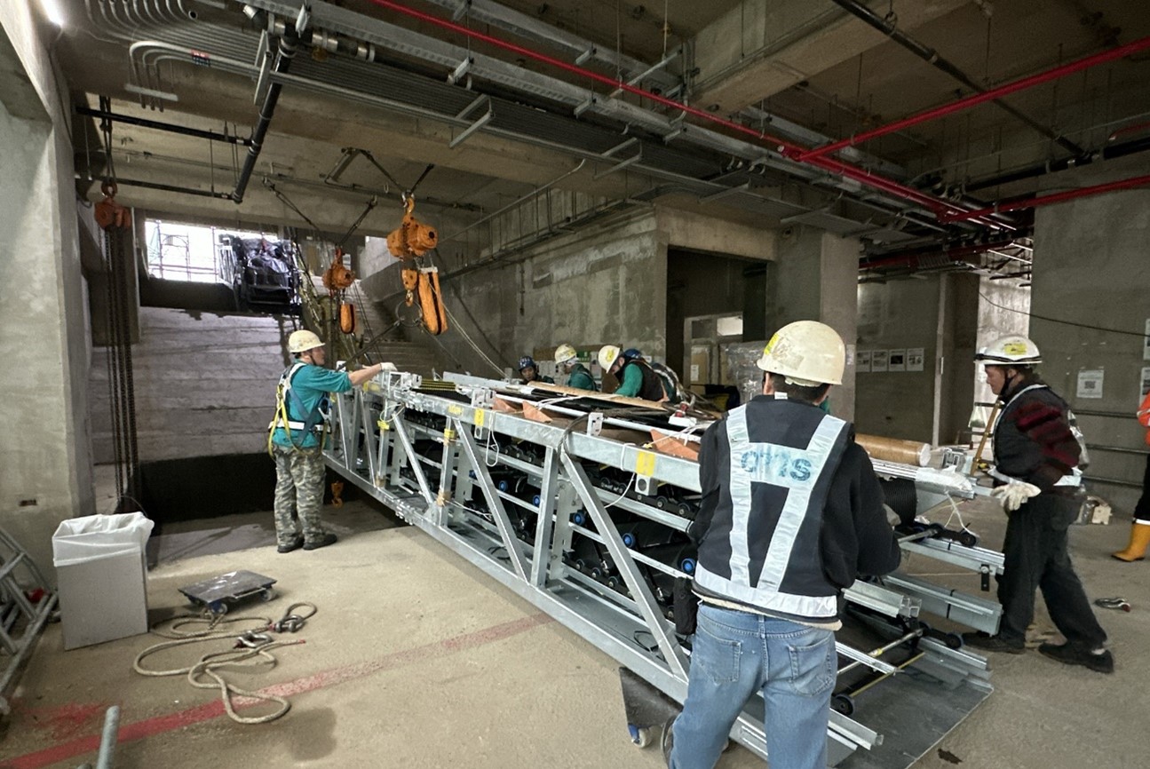 Hoisting operation of elevators and escalators No. 1-2 at G32 station