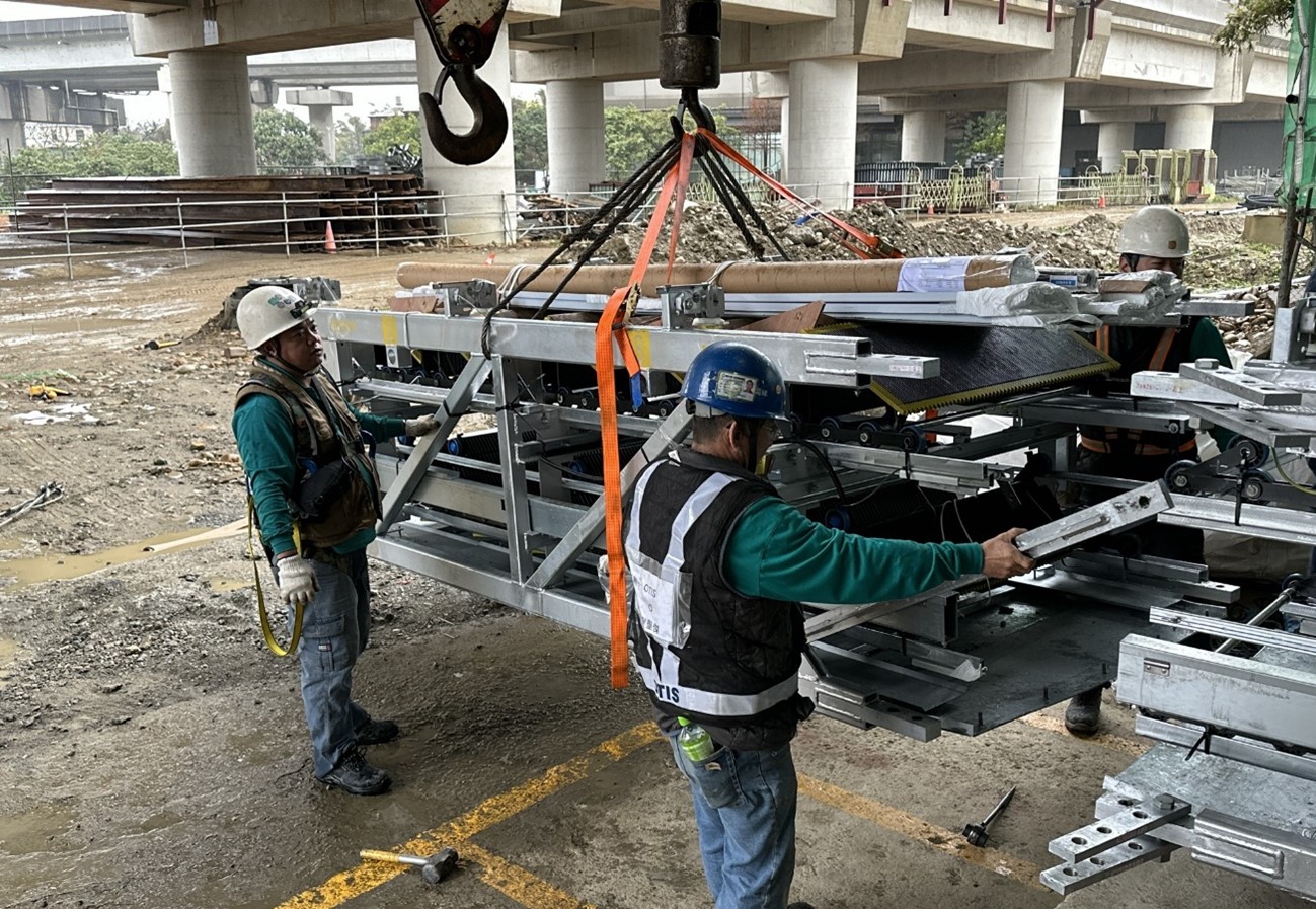 Hoisting operation of elevators and escalators No. 1-2 at G32 station