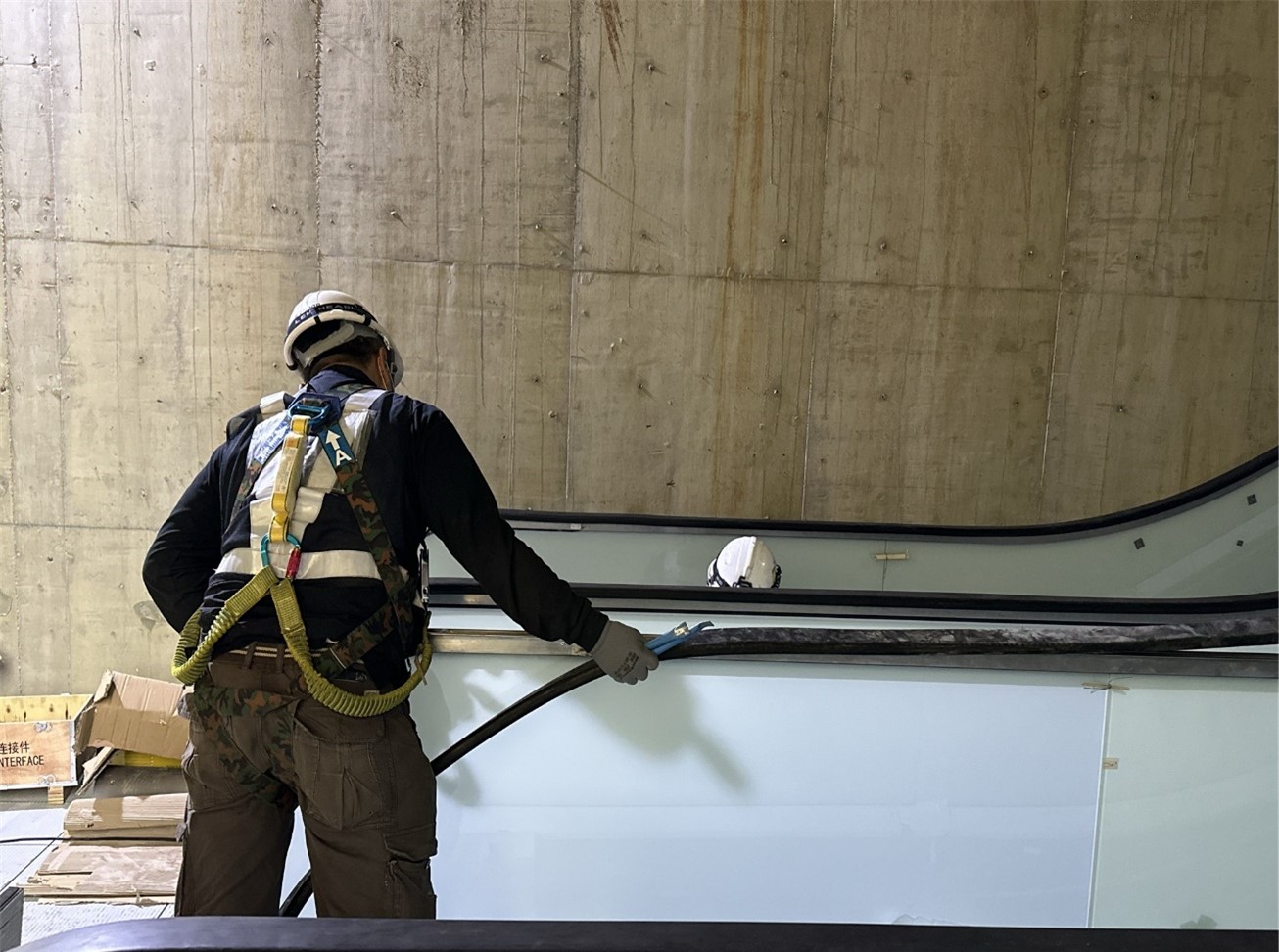 Installation work of handrails on escalator No. 3-4 at Station G13a