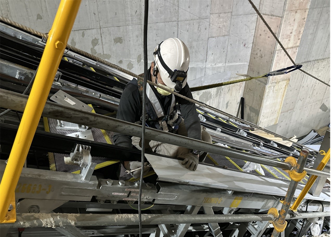 Installation of outer cover plate of escalator No. 1-2 at Station G13a