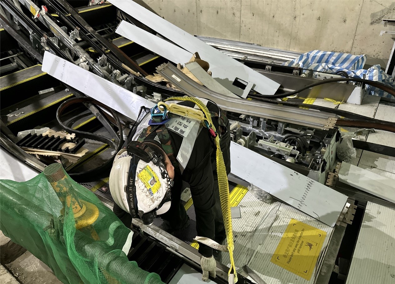 Installation of outer cover plate of escalator No. 1-2 at Station G13a