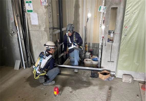 G13站1號電梯乘場門框定位安裝作業