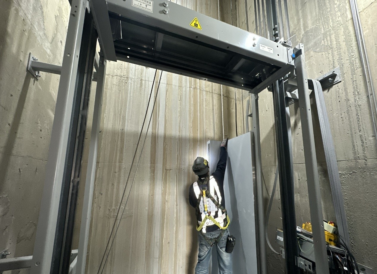 Installation of No. 1 elevator car at G13 station