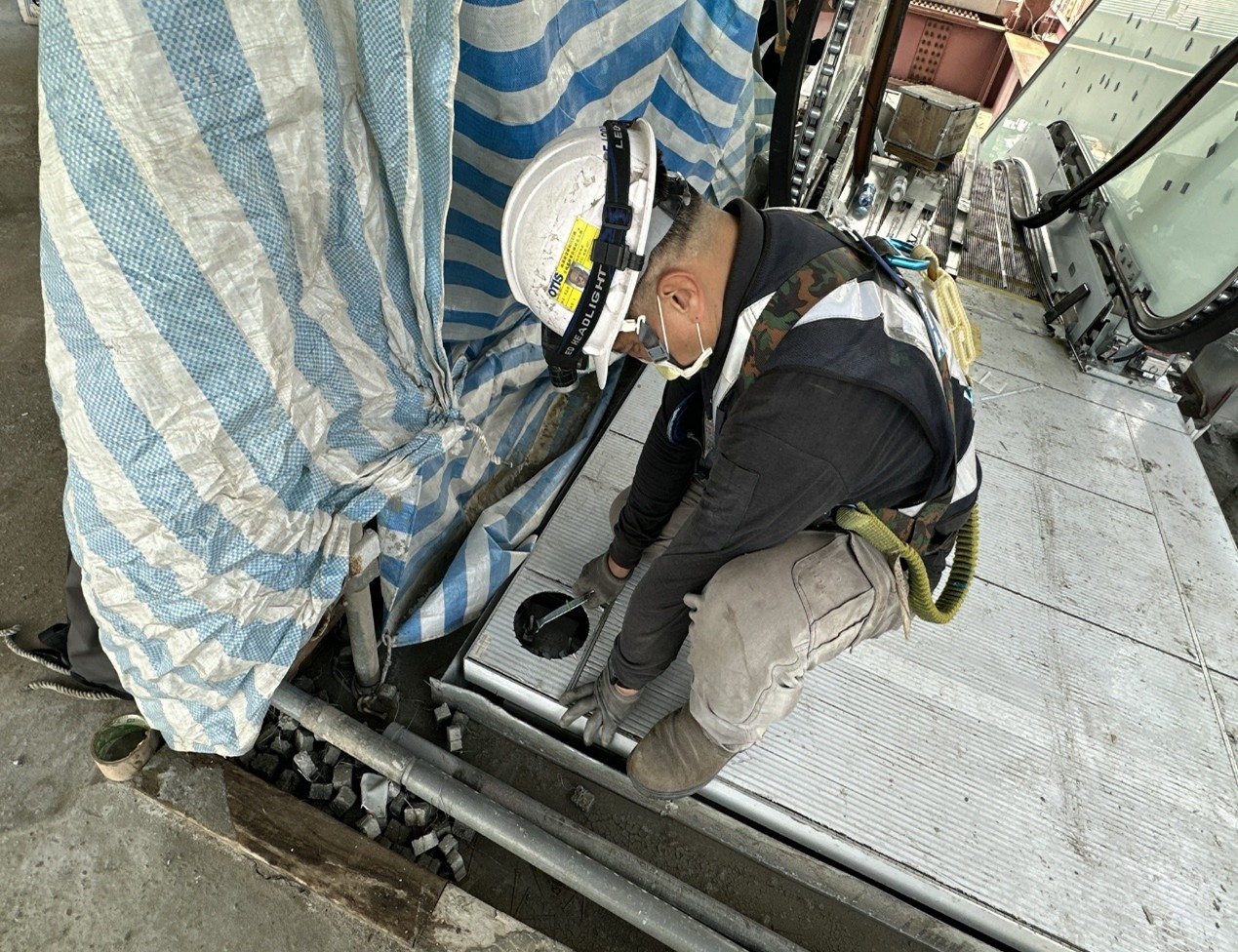Installation and adjustment of the bed plate of No. 5-6 escalator at G15a station