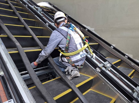 Installation of escalator steps No. 1-2 at G12 station