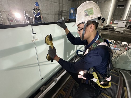 G12 Station 1-2 Escalator Handrail Glass Installation Work