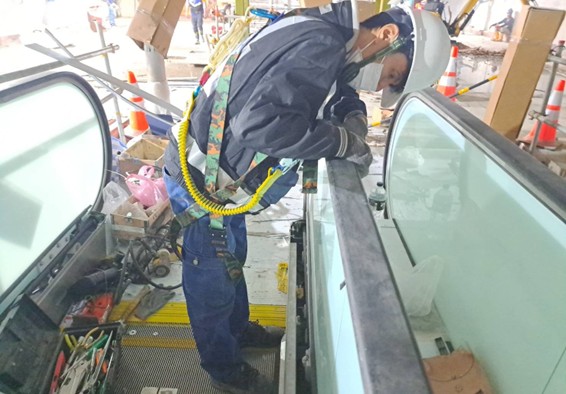 G12 Station 1-2 escalator LED light bar installation work