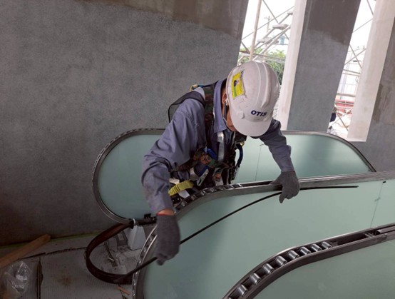G12 station 5, 6 escalator LED light installation work