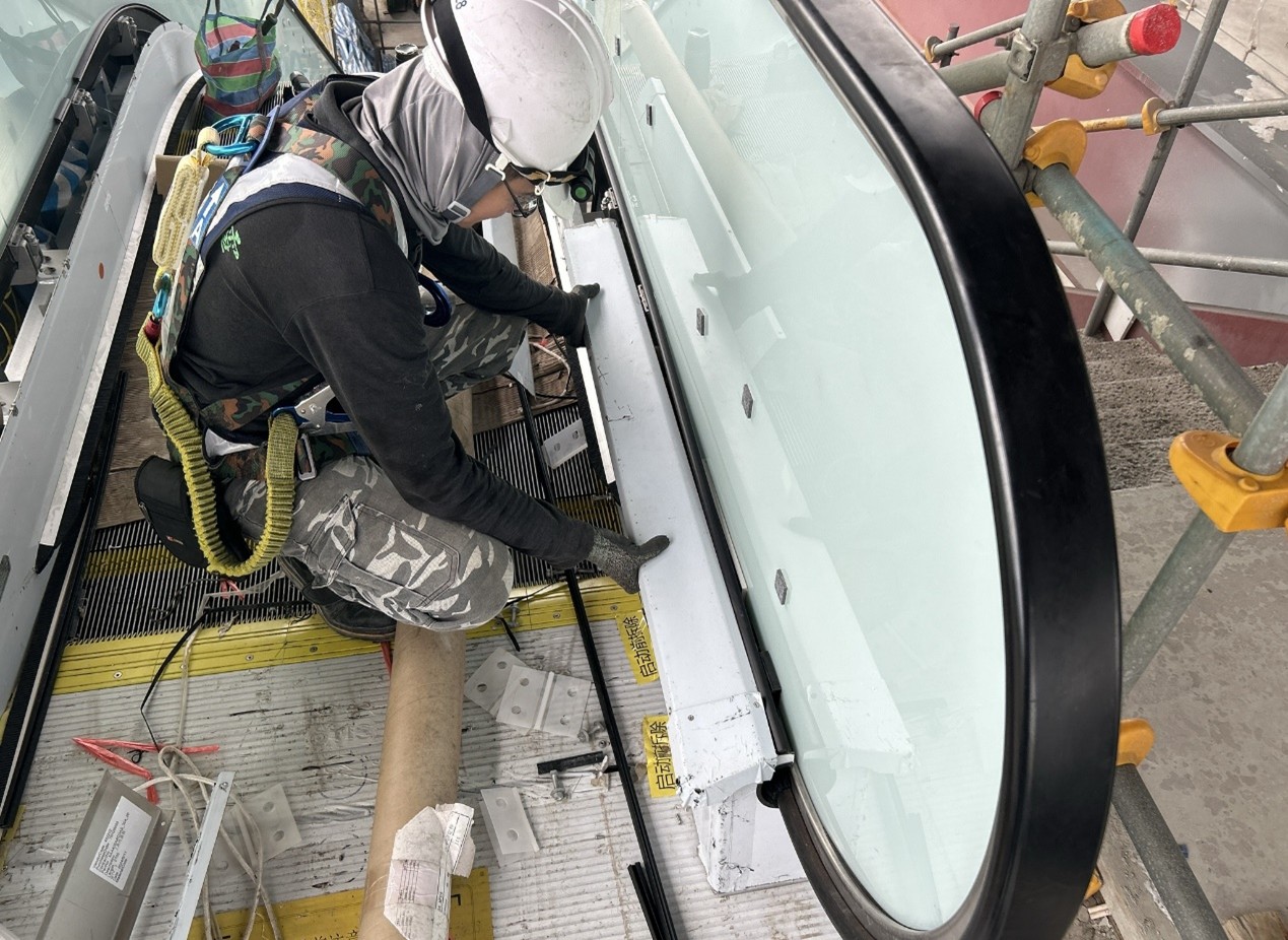 G15a station 5, 6 escalator inner cover installation work