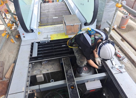 G15a station 5 escalator bed support adjustment work