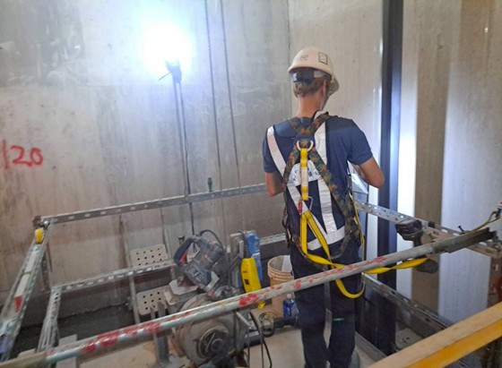 G15b站1號電梯車廂軌道安裝作業