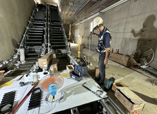 G11站5-6號電扶梯床板高程定位作業