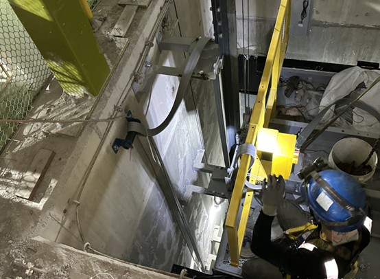 G12站1號電梯活動電纜安裝作業