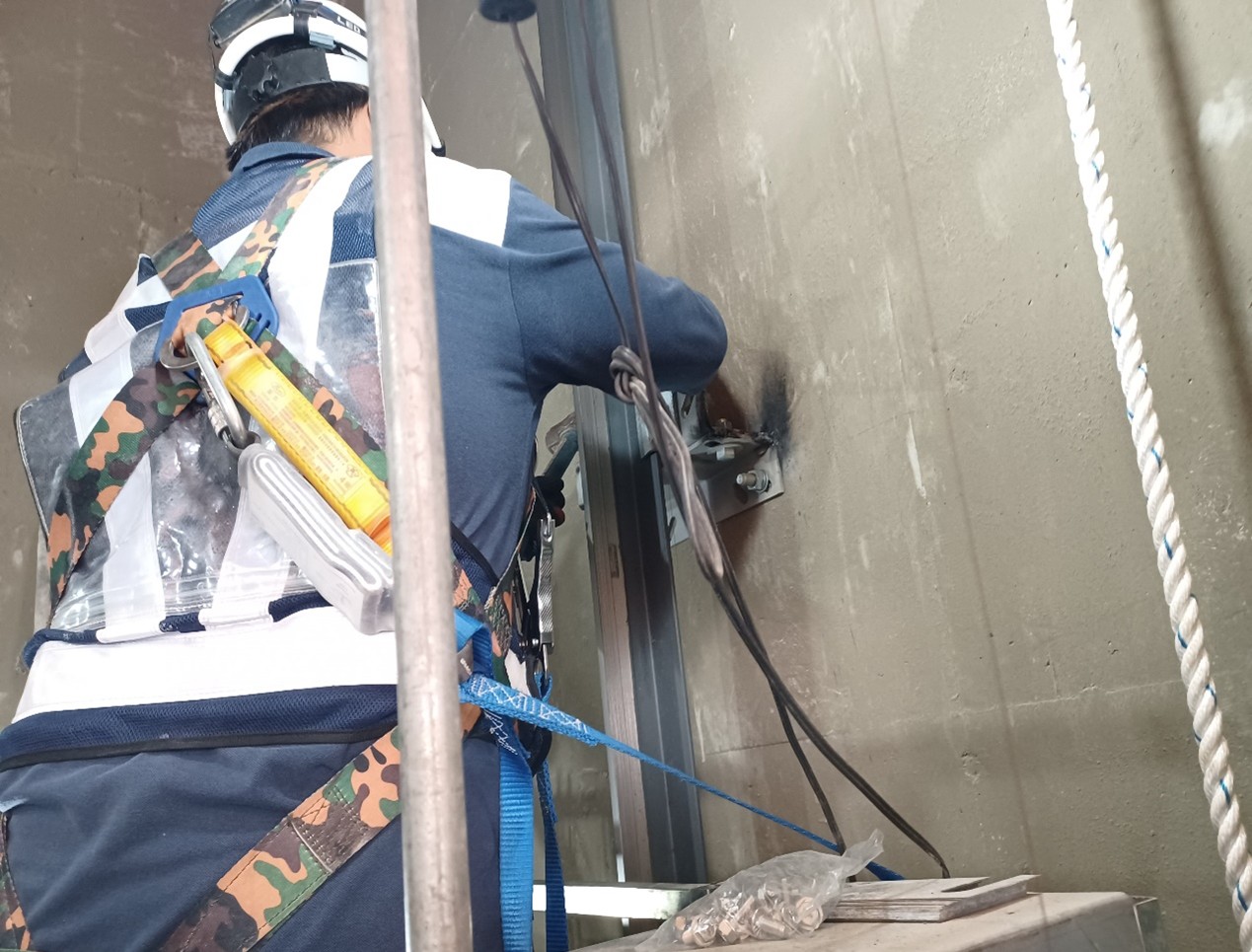 G15a站1號電梯導軌調整作業