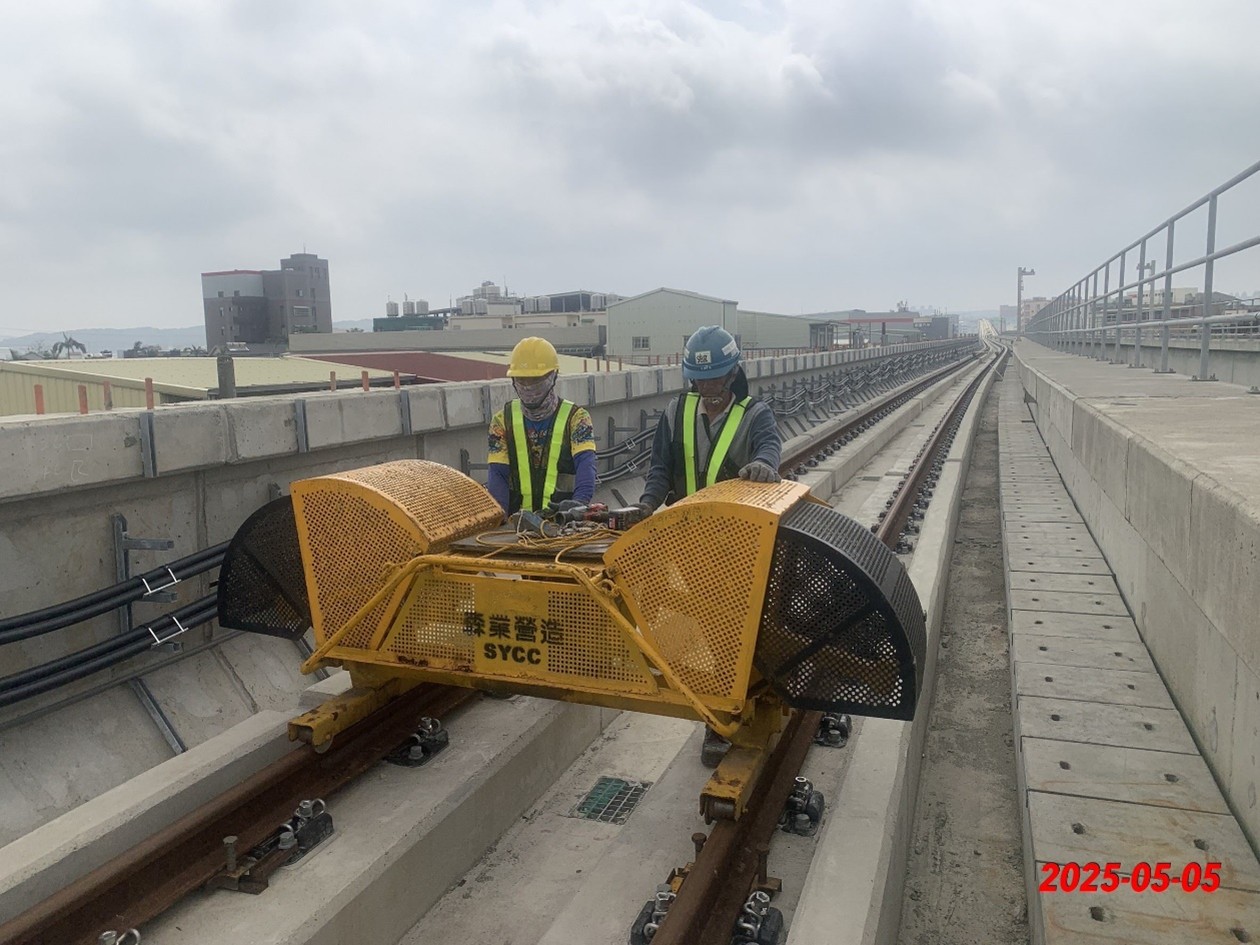 Track construction between G14 and G15 stations