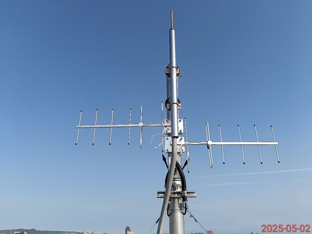 Assembly of radio antenna columns on the roof of the G13 station communication system